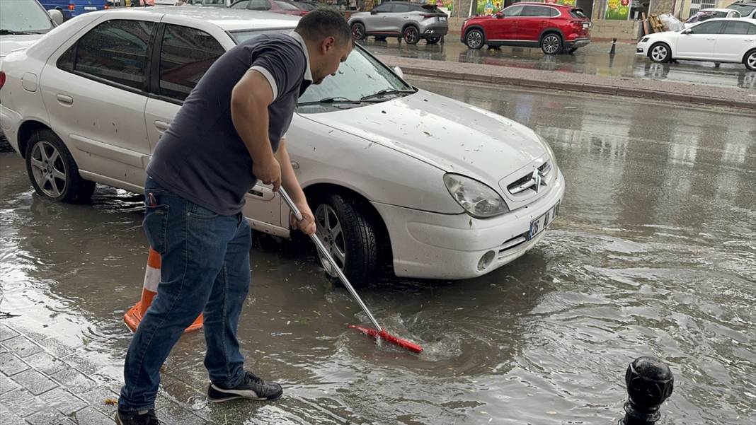 Tahminciler 4 gün, Meteoroloji saatler kala uyarmıştı! Konya’da tarihe geçecek yağış 3